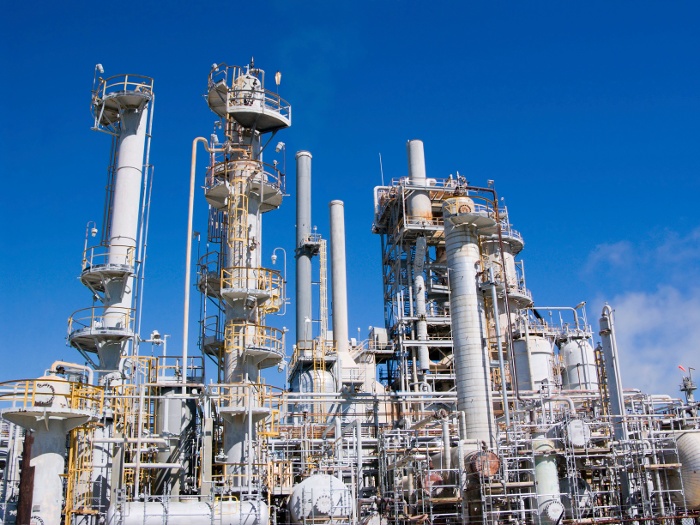 Oxygen removal refinery
