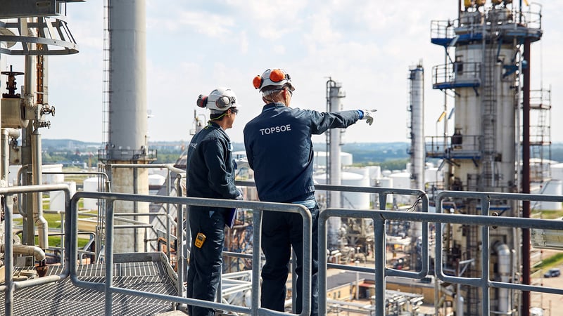 TOPSOE employees at refinery 2
